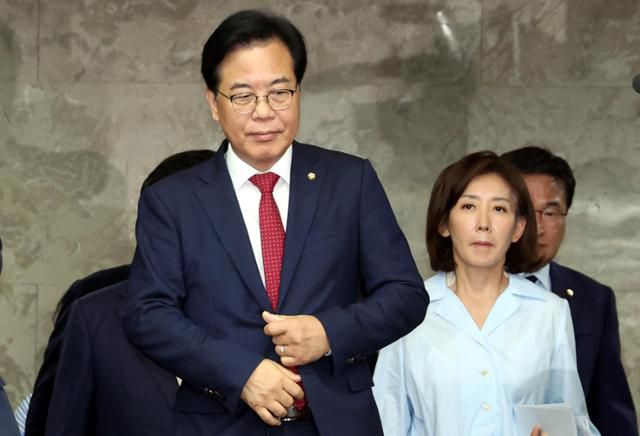 송언석 국민의힘 비상대책위원장 겸 원내대표와 나경원(오른쪽) 의원이 3일 서울 여의도 국회에서 열린 의원총회에 참석하고 있다. 뉴시스
