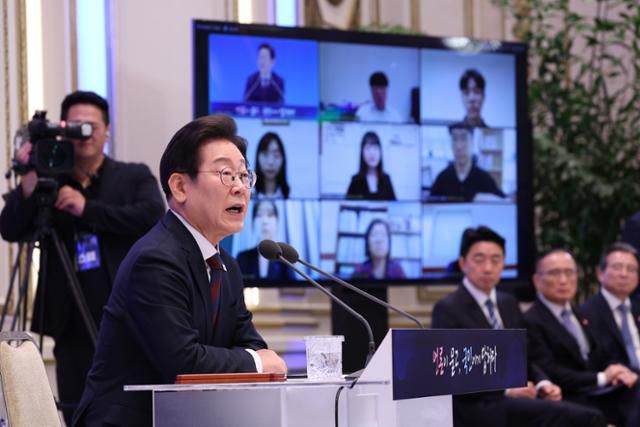 이재명 대통령이 3일 서울 종로구 청와대 영빈관에서 열린 취임 첫 공식 기자회견 '대통령의 30일, 언론이 묻고 국민에게 답하다'에 참석해 기자 질문에 답변하고 있다. 왕태석 선임기자