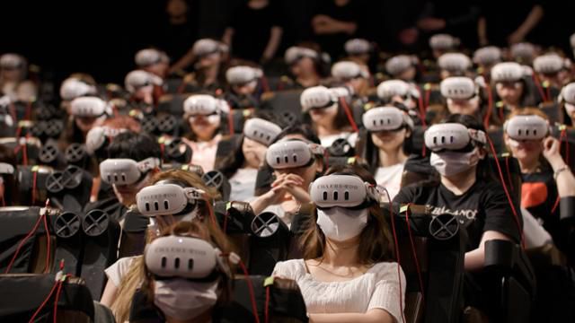서울의 한 상영관에서 관객들이 VR 헤드셋을 착용한 채 영화 '차은우 VR 콘서트: 메모리즈'를 관람하고 있다. 어메이즈 제공