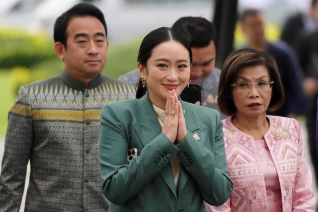 패통탄 친나왓 ○○○ 총리가 1일(현지 시간) 국무회의 참석을 위해 방콕 정부 청사에 도착하면서 인사하고 있다. AP=뉴시스