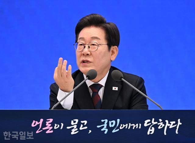 이재명 대통령이 3일 서울 종로구 청와대 영빈관에서 열린 취임 첫 공식 기자회견 '대통령의 30일, 언론이 묻고 국민에게 답하다'에서 취재진의 질문에 답하고 있다. 왕태석 선임기자