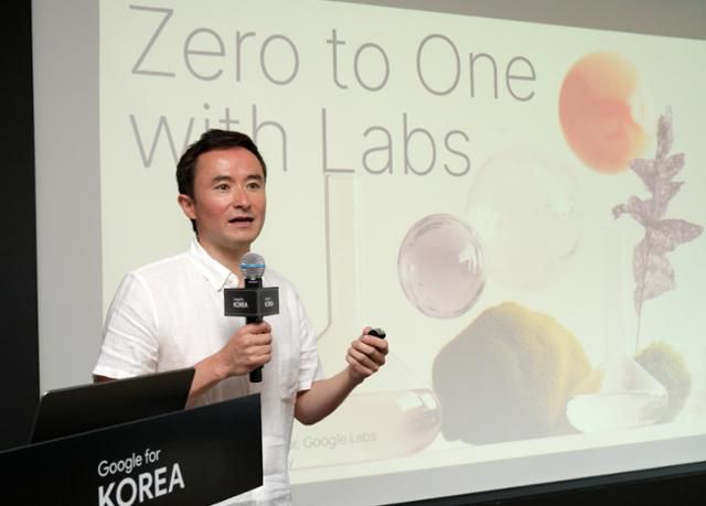 사이먼 도쿠미네 구글 랩스 디렉터가 2일 서울 강남구 조선팰리스에서 열린 기자간담회에서 신제품을 설명하고 있다. 구글코리아 제공