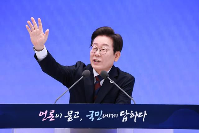 이재명 대통령이 3일 서울 종로구 청와대 영빈관에서 열린 '대통령의 30일, 언론이 묻고 국민에게 답하다' 기자회견에서 손을 들고 있다. 대통령실통신사진기자단