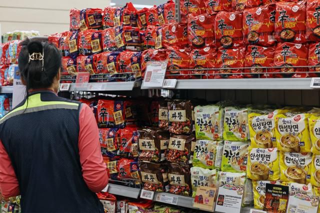 지난달 8일 서울의 한 대형마트에서 시민이 라면을 고르고 있다. 라면은 5월 전년 동월 대비 6.2% 상승해 1년 8개월 만에 가장 큰 폭으로 가격이 올랐다.뉴스1