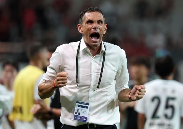 거스 포옛 전북 감독이 2일 서울월드컵경기장에서 열린 FC서울과의 2025 하나은행 코리아컵 8강전 승리 후 포효하고 있다. 뉴시스