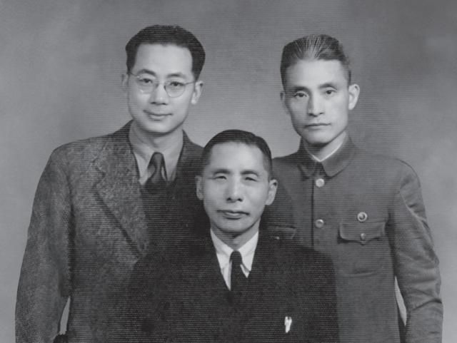 김구(가운데) 선생이 윤봉길 열사에게 폭탄을 만들어 준 중국인 왕백수(왼쪽), 중국 국민당군에서 활약하던 김홍일과 함께 찍은 사진. 김홍일 장군 기념사업회