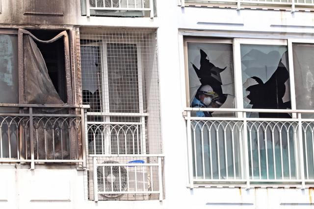 3일 어린이 2명이 숨진 부산 기장군 한 아파트 화재 현장에서 소방당국과 경찰 등 관계 기관이 합동감식을 벌이고 있다. 뉴스1