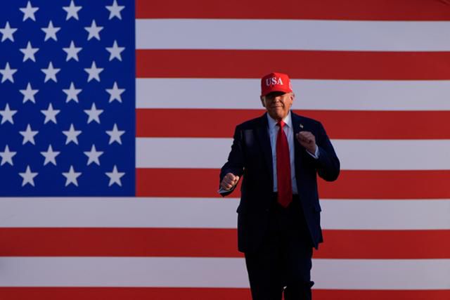 도널드 트럼프 대통령이 3일 아이오와주 디모인에 있는 아이오와 주립 박람회장에서 열린 유세에서 연설하기 위해 도착하고 있다. 아이오와=AP 연합뉴스