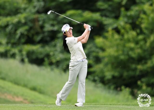 아이언 샷을 하고 있는 이세희. KLPGA 제공