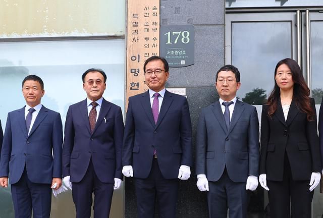 이명현 순직해병 특별검사가 2일 서울 서초구 특검 사무실에서 진행된 현판식에서 제막 후 취재진 앞에 서 있다. 왼쪽부터 이금규·류관석 특검보, 이명현 특검, 정민영·김숙정 특검보. 연합뉴스