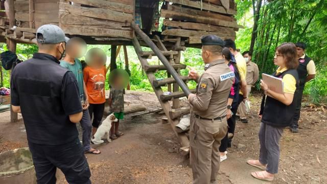 지난달 30일 태국 우따라딧주 라프래에서 경찰과 아동보호단체 관계자들이 개와 함께 살도록 남자아이를 방치한 형(왼쪽 두 번째)과 엄마(왼쪽 세 번째)를 조사하고 있다. 그 옆에 개와 함께 살아온 소년(왼쪽 네 번째)이 서 있다. 까오솟 캡처