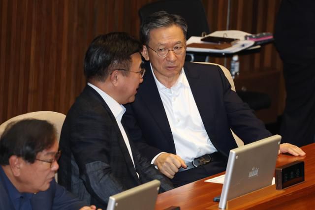 정성호 법무부 장관 후보자와 윤호중 행정안전부 장관 후보자가 3일 오후 서울 여의도 국회에서 열린 본회의에서 대화하고 있다. 뉴스1