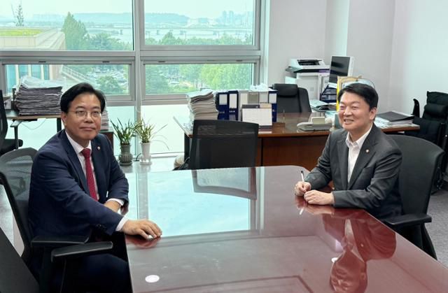 국민의힘 송언석 비상대책위원장 겸 원내대표(왼쪽)와 안철수 의원이 3일 서울 여의도 국회에서 회동하고 있다. 뉴스1