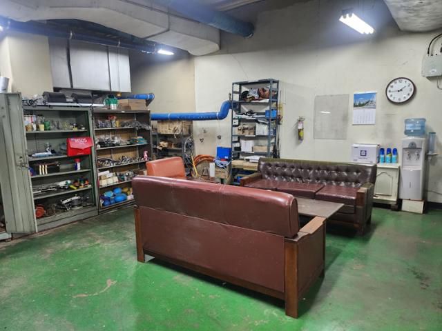 공무직 노동자들의 휴게실 모습. 건물 배관이 드러나고 바닥 페인트가 벗겨진 지하 창고에 쇼파가 덩그러니 놓여 있다. 서호양씨 제공