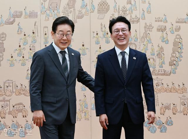 이재명 대통령이 4일 용산 대통령실에서 김민석 국무총리에게 임명장을 수여한 후 이야기를 나누고 있다. 왕태석 선임기자