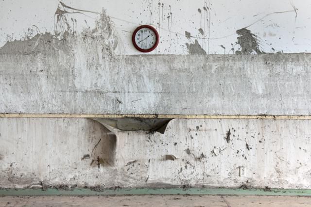 일본 후쿠시마현 미나미소마시의 한 노인 요양 시설 벽에 걸린 시계가 원전 사고 이후 10개월이 지나서도 변함없이 시간을 재고 있었다. 벽의 검은 자국은 지진해일이 덮친 흔적이다. ⓒ정주하 작가