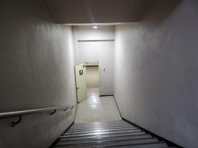 전기 공무직 노동자 서호양씨가 지하 2층 사무실로 내려가는 길을 촬영한 모습. 지하 2층에는 엘리베이터가 없어 철제 사다리와 공구를 짊어지고 지상까지 올라와야 한다. 서호양씨 제공