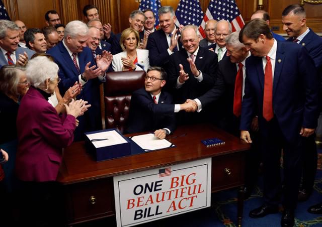 마이크 존슨(맨 앞 중앙) 미국 하원의장이 3일 워싱턴 DC의 미국 의사당에서 '하나의 크고 아름다운 법안(OBBBA)' 통과 후 공화당 하원의원들과 악수를 나누고 있다. 워싱턴=AFP 연합뉴스