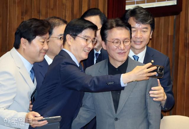 김민석(오른쪽 두 번째) 국무총리 후보자가 지난달 26일 국회 본회의장에서 이재명 대통령의 추가경정예산안 시정연설을 앞두고 민주당 의원들과 셀카를 촬영하고 있다. 고영권 기자