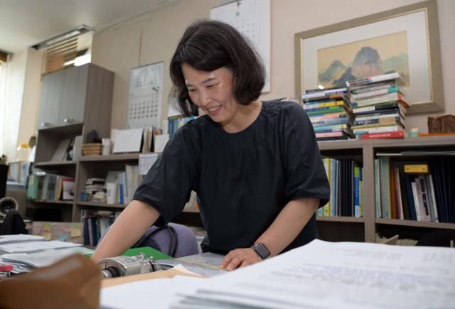 조정흔 경제정의실천시민연합(경실련) 토지주택위원장이 3일 서울 양천구에 있는 사무실에서 한국일보와 인터뷰하며 자료들을 살펴보고 있다. 조 위원장은 경실련이 설립된 1989년 당시에도 부동산 투기로 인한 서민들의 주택 문제가 사회적 관심사였다고 말했다. 강예진 기자