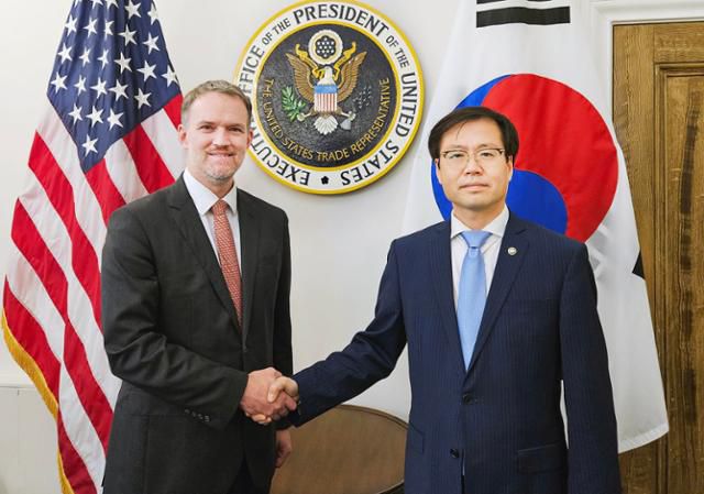 여한구(오른쪽) 산업통상자원부 통상교섭본부장이 5일 고위급 통상 협상차 미국 워싱턴 미국무역대표부(USTR)를 찾아 제이미슨 그리어 USTR 대표와 악수하고 있다. 산업통상자원부 제공
