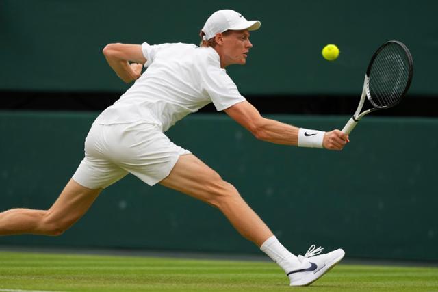 얀니크 신네르가 5일 영국 런던 올잉글랜드 클럽에서 열린 2025 윔블던 테니스 대회 남자 단식 3회전에서 페드로 마르티네스와 경기하고 있다. 런던=AP 뉴시스