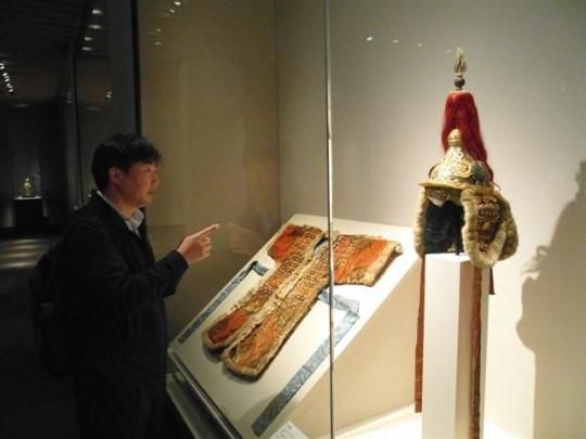 이상근 문화유산회복재단 이사장이 2014년 일본 도쿄국립박물관에서 최초 공개된 오구라 컬렉션 중 고종황제의 투구와 갑옷을 가리키고 있다. 한국일보 자료사진
