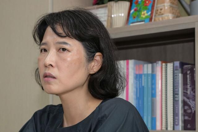 조정흔 경제정의실천시민연합(경실련) 토지주택위원장이 3일 서울 양천구에 있는 사무실에서 정부의 가계부채 관리방안(6·27 대책)을 평가하고 있다. 조 위원장은 이재명 대통령은 대선 후보 시절 부동산 정책에 관해 원론적 수준의 공약을 발표했다. 규제 철학이 확고했던 문재인 정부와 달리 '전략적인 모호성'을 통해 시장 대응에 나설 것으로 보인다고 말했다. 강예진 기자