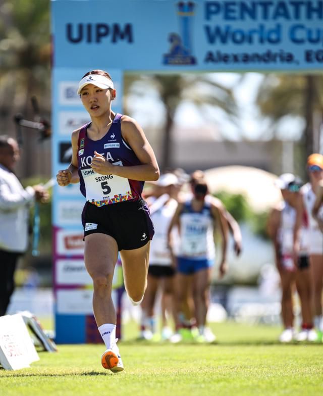 성승민이 지난 5일(현지시간) 이집트 알렉산드리아에서 열린 2025 근대5종 월드컵 파이널 레이저 런 종목을 진행하고 있다. 대한근대5종연맹 제공