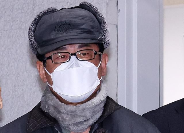 노상원 전 국군정보사령관이 지난해 12월 24일 서울 은평구 서부경찰서에서 검찰로 송치되고 있다. 뉴스1