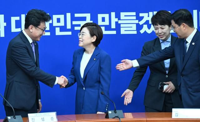 진성준(왼쪽) 더불어민주당 정책위의장이 7일 국회에서 김정재(왼쪽 두 번째) 국민의힘 정책위의장과 만나 악수하고 있다. 왼쪽부터 진 의장, 김 의장, 김은혜 국민의힘 원내정책수석부대표, 이정문 정책위수석부의장. 고영권 기자