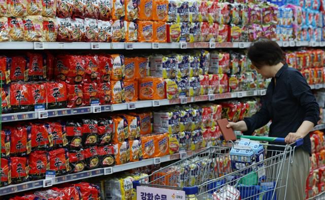 서울 한 대형마트에서 2일 시민이 라면을 살펴보고 있다. 뉴시스