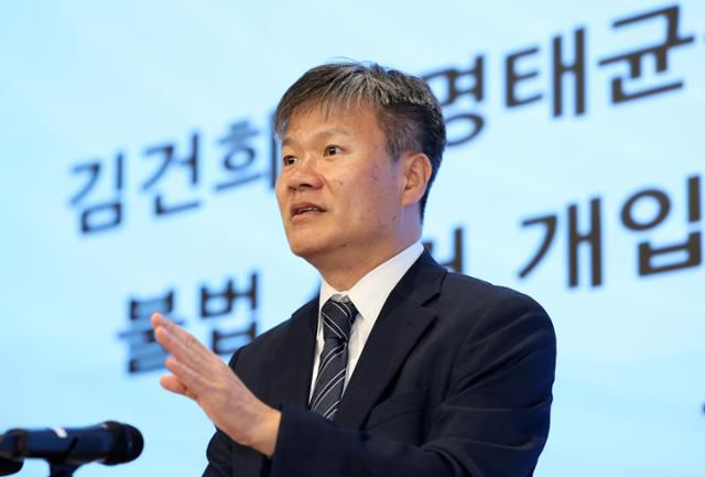 김건희 여사 의혹을 수사하는 민중기 특별검사팀의 문홍주 특검보가 7일 서울 종로구 KT광화문빌딩 웨스트에 마련된 브리핑실에서 정례 브리핑을 마친 뒤 취재진 질문에 답하고 있다. 뉴시스