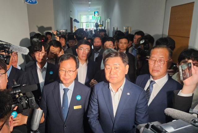 지난 6월 25일 '도민과의 대화'를 위해 완주군에 방문한 김관영(가운데 오른쪽) 전북지사가 유희태 완주군수와 전주·완주 통합 반대 단체에 가로막혀 이동하지 못하고 있다. 김혜지 기자