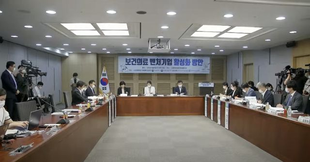 강선우 여성가족부 장관 후보자가 2020년 8월 국회 보건복지위원으로 일할 당시 개최했던 '보건의료 벤처기업 활성화 방안' 토론회의 모습. 당시 토론회에는 강 후보자의 남편이 감사로 일했던 바이오업체 B사의 대표이사가 토론자로 참여했다. 유튜브 캡처