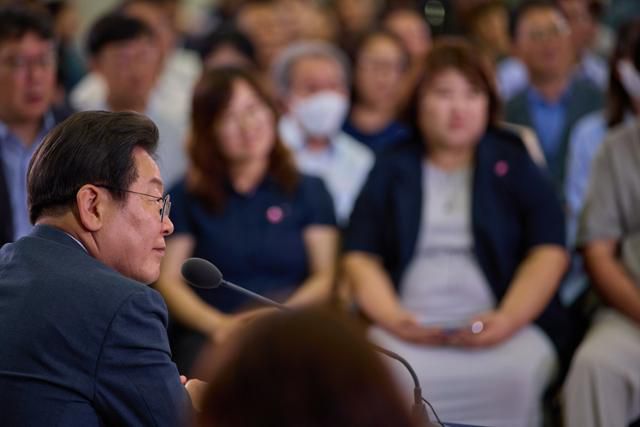 이재명 대통령이 4일 대전 유성구 대전컨벤션센터에서 열린 ‘충청에서 듣다, 충청 타운홀 미팅’에서 참석자의 질문을 경청하고 있다. 대전=뉴스1