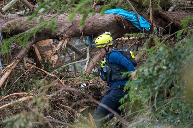 6일 미국 텍사스주 잉그램에서 한 구조대원이 홍수 피해를 입은 과달루페강 주변에서 실종자를 찾고 있다. 텍사스=AP 뉴시스