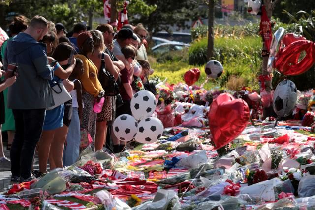 3일 잉글랜드 프리미어리그(EPL) 리버풀의 홈구장인 안필드에서 축구팬들이 이날 새벽 교통사고로 숨진 공격수 디오구 조타를 기리는 마련된 추모소를 찾아 애도하고 있다. 리버풀=AP 뉴시스