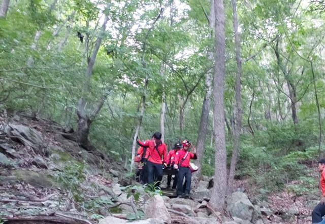 6일 오후 6시 13분쯤 전북 진안군 주천면 구봉산에서 등산하던 50대 남성이 쓰러져 소방 대원들이 구조하고 있다. 전북소방본부 제공