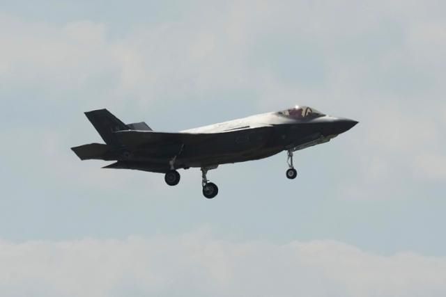 지난달 17일 프랑스 파리 에어쇼에 등장한 미국 록히드마틴사의 F-35 전투기. AP 연합뉴스