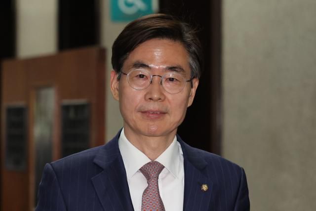 조경태 국민의힘 의원이 지난달 9일 국회에서 열린 당내 4선 의원 이상 회의에 참석하고 있다. 뉴시스