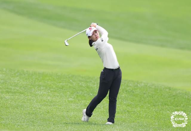 황유민이 6일 롯데 오픈 최종 라운드에서 아이언 샷을 하고 있다. KLPGA 제공