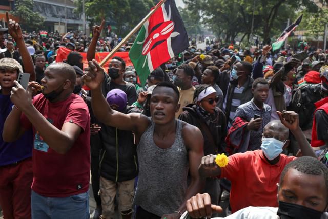 지난달 25일 케냐 나이로비에서 반정부 시위대가 행진하고 있다. 이날 시위는 지난해 증세 법안에 반대하며 시작된 대규모 반정부 시위의 1주년을 기념하기 위해 열렸으나, 시위가 격화하며 많은 사상자가 발생했다. 나이로비=AFP 연합뉴스