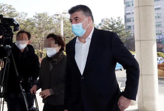 협력업체 노동자를 불법 파견 받은 혐의로 기소된 카허 카젬 전 한국지엠 대표이사가 2023년 1월 9일 오후 선고 공판에 참석하기 위해 미추홀구 인천지법에 들어서고 있다. 연합뉴스