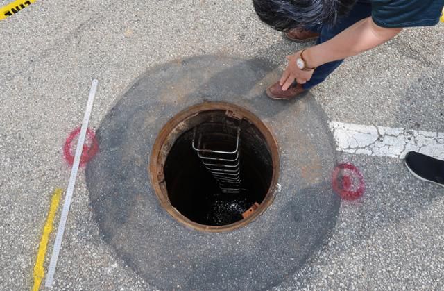 1명이 숨지고 1명이 중태에 빠진 인천 계양구 병방동 맨홀 사고 현장 모습. 연합뉴스