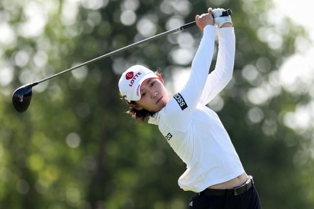 황유민이 지난달 21일 미국 텍사스주 프리스코의 필즈랜치 이스트 코스에서 열린 LPGA 투어 시즌 세 번째 메이저 대회 KPMG 여자 PGA 챔피언십에서 티샷을 하고 있다. 이 대회 공동 19위로 선전한 황유민은 10일 막을 올리는 네 번째 메이저 대회 에비앙 챔피언십에 출격한다. 프리스코=AFP 연합뉴스