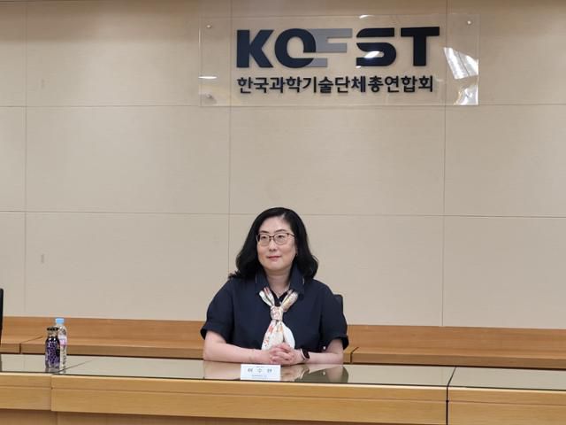 이수인 미국 워싱턴대 교수가 8일 서울 강남구 한국과학기술회관에서 기자들의 질문에 답하고 있다. 신혜정 기자