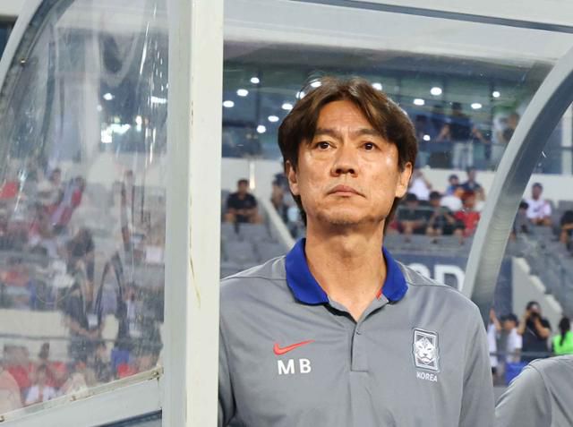 홍명보 대한민국 축구 국가대표팀 감독이 7일 경기 용인 미르스타디움에서 열린 2025 EAFF(동아시아축구연맹) E-1 챔피언십(동아시안컵) 한국 대 중국과 경기 시작 전 경기장을 바라보고 있다. 뉴시스