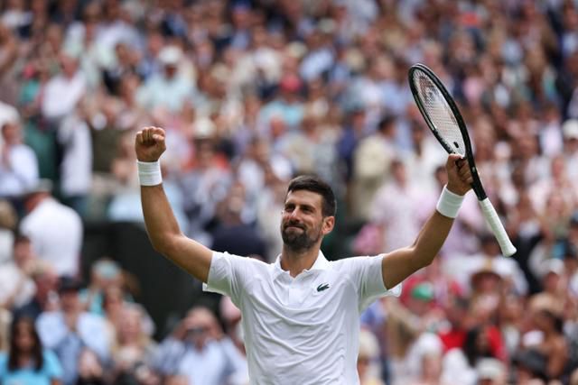 노바크 조코비치가 7일 영국 런던 올잉글랜드 클럽에서 열린 2025 윔블던 16강에서 앨릭스 디미노어를 꺾은 뒤 양팔을 번쩍 들어올리고 있다. 런던=AFP 연합뉴스