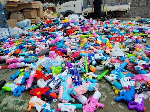 플라스틱 장난감 등을 기부받아 재활용하는 사단법인 트루의 박준성 사무총장이 7일 자신의 페이스북에 올린 최근 열린 워터밤 축제에서 사용된 후 버려진 물총들을 트루의 활동가들이 정리하는 사진. 박준성 페이스북